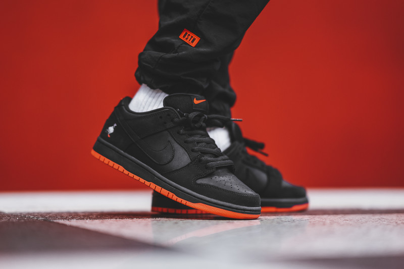 送料込み】NIKE SB DUNK LOW Black Pigeon 黒 赤 - スニーカー